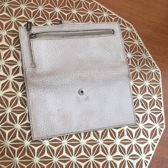 White leather guess ladies wallet - Picture 4 of 5